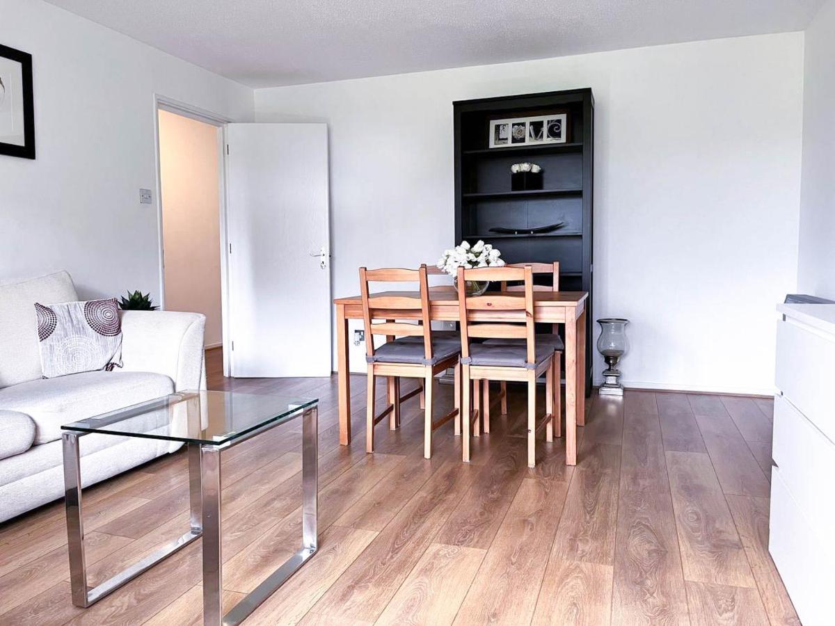 Lovely 2 Bedroom Flat With Free Parking, Great Transport Links To Central London, The Excel Centre, Canary Wharf And The O2! Exterior foto