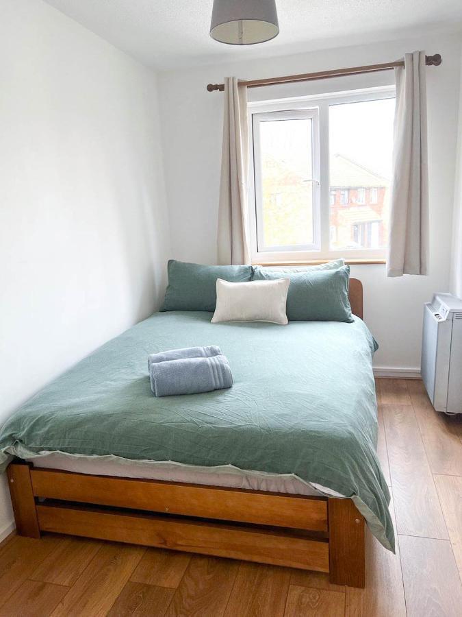 Lovely 2 Bedroom Flat With Free Parking, Great Transport Links To Central London, The Excel Centre, Canary Wharf And The O2! Exterior foto