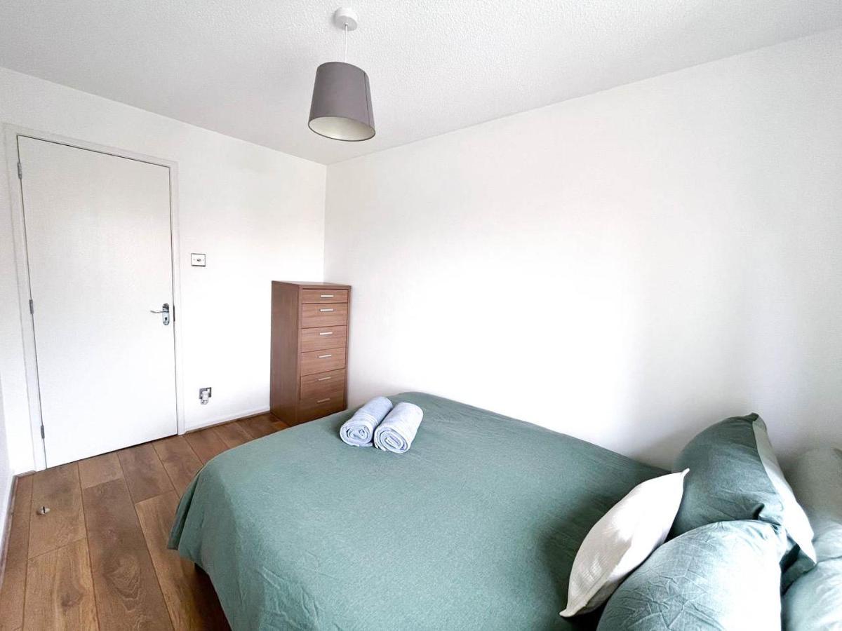 Lovely 2 Bedroom Flat With Free Parking, Great Transport Links To Central London, The Excel Centre, Canary Wharf And The O2! Exterior foto