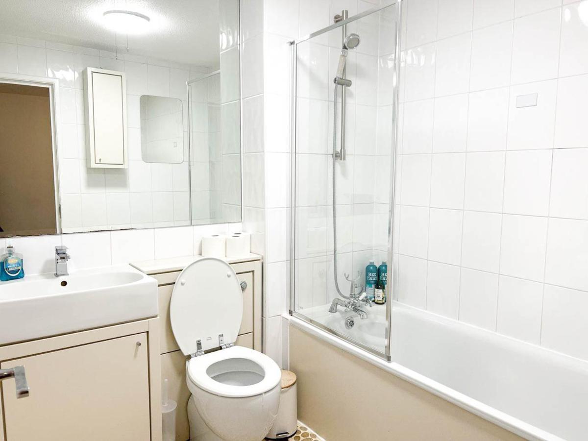 Lovely 2 Bedroom Flat With Free Parking, Great Transport Links To Central London, The Excel Centre, Canary Wharf And The O2! Exterior foto