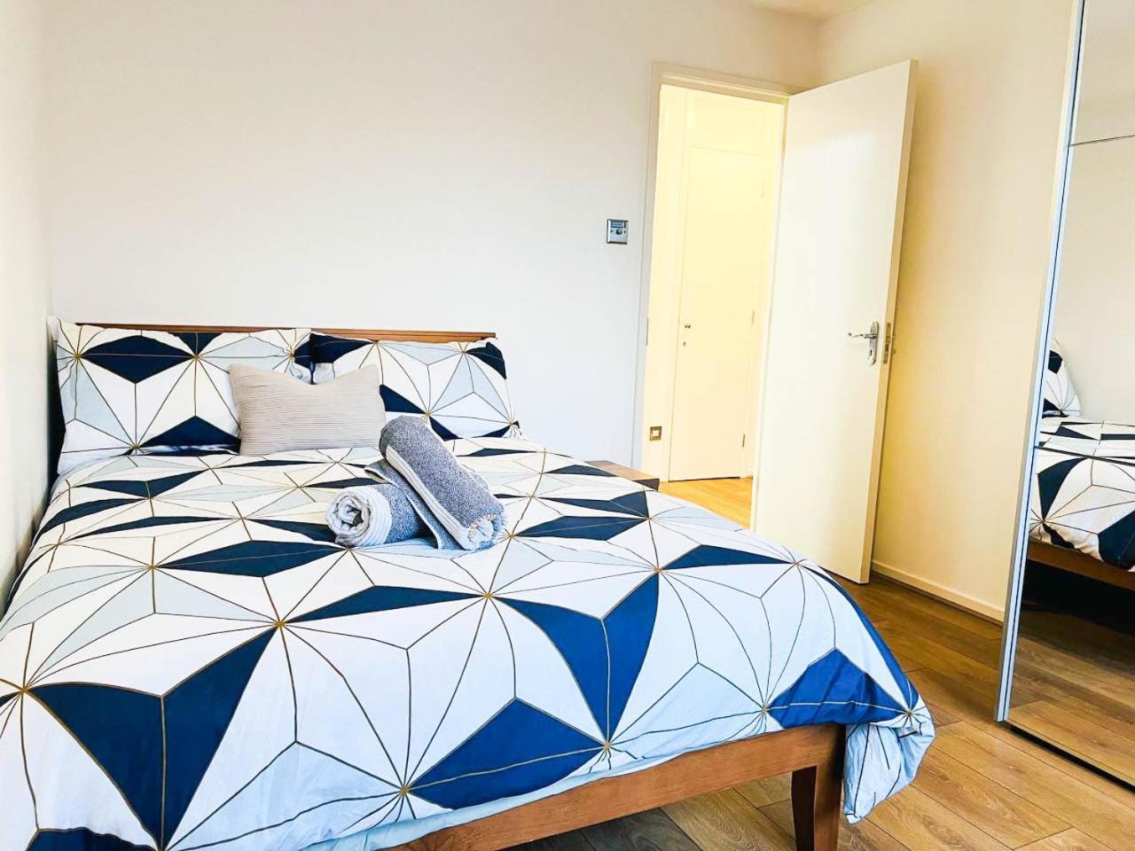 Lovely 2 Bedroom Flat With Free Parking, Great Transport Links To Central London, The Excel Centre, Canary Wharf And The O2! Exterior foto