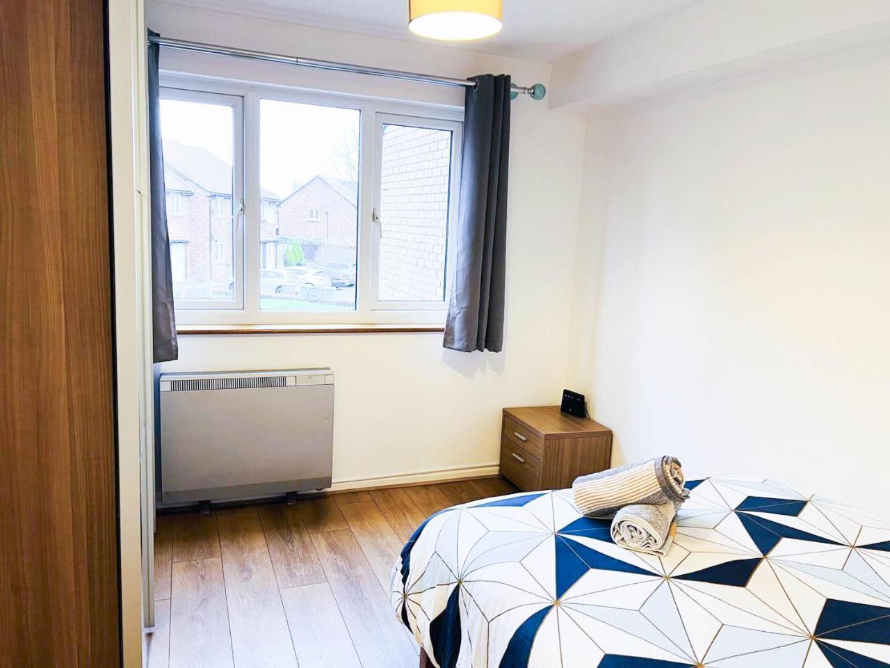 Lovely 2 Bedroom Flat With Free Parking, Great Transport Links To Central London, The Excel Centre, Canary Wharf And The O2! Exterior foto